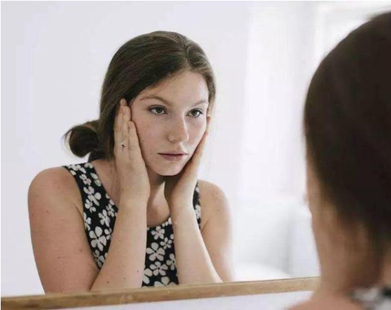 中学女生照镜子上瘾 心理专家：警惕心理病“容貌焦虑症”